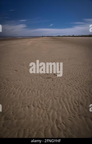 Spiaggia di sabbia deserta a Greatstone, Kent, Inghilterra Foto Stock