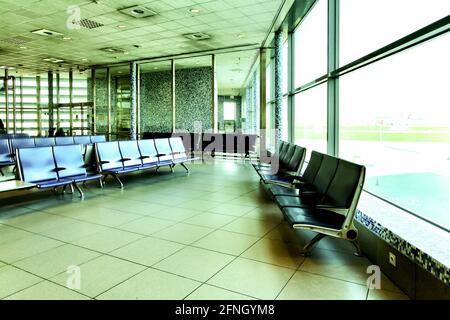 Lisbona, Portogallo - 11 marzo 2020: Poche persone all'aeroporto di Lisbona hanno chiamato Humberto Delgado o Portela nel mezzo della crisi di Covid-19 Foto Stock