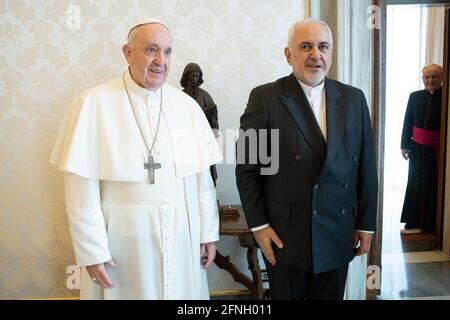 Maggio 17,201 : Papa Francesco incontra in Vaticano Mohammad Javad Zarif, Ministro degli Affari Esteri della Repubblica islamica dell'Iran Foto Stock