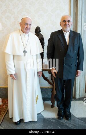 Roma, Italia. 17 maggio 2021. Maggio 17,201 : Papa Francesco incontra Mohammad Javad Zarif, Ministro degli Affari Esteri della Repubblica Islamica dell'Iran in Vaticano Credit: Agenzia fotografica indipendente/Alamy Live News Foto Stock