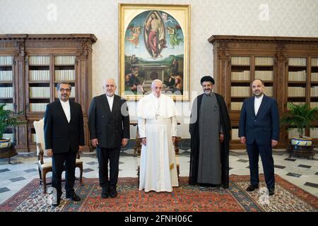 Roma, Italia. 17 maggio 2021. Maggio 17,201 : Papa Francesco incontra Mohammad Javad Zarif, Ministro degli Affari Esteri della Repubblica Islamica dell'Iran in Vaticano Credit: Agenzia fotografica indipendente/Alamy Live News Foto Stock