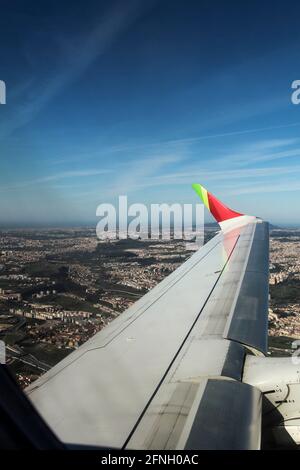 Lisbona, Portogallo - 11 marzo 2020: Vista aerea del paesaggio di Lisbona da un aereo del rubinetto dell'azienda in un giorno limpido di marzo Foto Stock