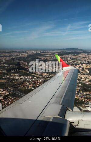 Lisbona, Portogallo - 11 marzo 2020: Vista aerea del paesaggio di Lisbona da un aereo del rubinetto dell'azienda in un giorno limpido di marzo Foto Stock