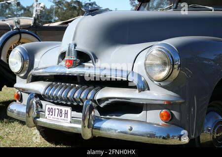 La parte anteriore di un Holden Special (FJ) degli anni '50, con luci, griglia, badge, paraurti e cofano Foto Stock