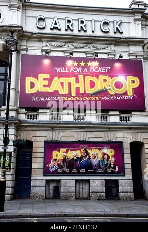 Londra, Regno Unito - 17 maggio 2021: Il Garrick Theatre mostra il cartellone e la pubblicità di 'Death Drop'. Credit: Loredana Sangiuliano / Alamy Live News Foto Stock