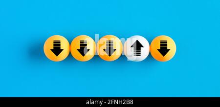 Icone freccia su palle da ping-pong in fila con un caricamento mentre altri stanno scaricando. Informazioni sul traffico di trasferimento, caricamento e download in rete. Foto Stock