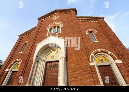 Milano, Lombardia, Italia: Facciata dell'antica chiesa detta Cappella Santa Teresa del Bambino Gesu lungo via Marco Antonio colonna Foto Stock