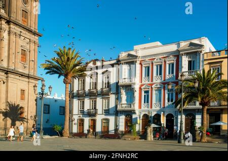 LAS PALMAS, ISOLE CANARIE - SEPTEMER 21, 2012. Piazza e cattedrale di Santa Ana. È la sede della diocesi delle Canarie nella Chiesa cattolica romana Foto Stock