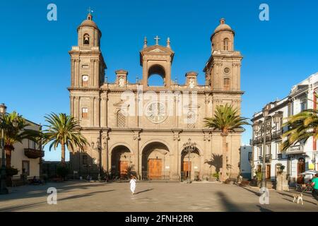 LAS PALMAS, ISOLE CANARIE - SEPTEMER 21, 2012. Piazza e cattedrale di Santa Ana. È la sede della diocesi delle Canarie nella Chiesa cattolica romana Foto Stock