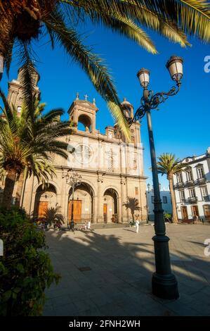 LAS PALMAS, ISOLE CANARIE - SEPTEMER 21, 2012. Piazza e cattedrale di Santa Ana. È la sede della diocesi delle Canarie nella Chiesa cattolica romana Foto Stock