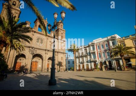 LAS PALMAS, ISOLE CANARIE - SEPTEMER 21, 2012. Piazza e cattedrale di Santa Ana. È la sede della diocesi delle Canarie nella Chiesa cattolica romana Foto Stock