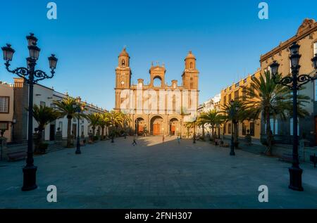 LAS PALMAS, ISOLE CANARIE - SEPTEMER 21, 2012. Piazza e cattedrale di Santa Ana. È la sede della diocesi delle Canarie nella Chiesa cattolica romana Foto Stock