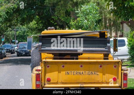 NEW ORLEANS, LA, USA - 8 MAGGIO 2021: Piano sul retro di un camion giallo vintage pick-up nel quartiere Uptown Foto Stock