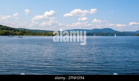 Cielo blu e nuvole bianche soffici sul calmo Lago Memphremagog in Vermont, Stati Uniti Foto Stock