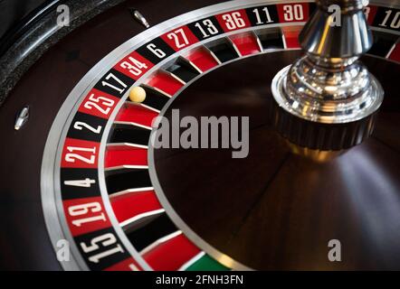 La ruota della roulette al Grosvenor Edinburgh Maybury Casino prima dell'apertura, mentre la maggior parte della Scozia passa alle restrizioni di livello 2 per facilitare l'uscita dal blocco. Data immagine: Lunedì 17 maggio 2021. Foto Stock