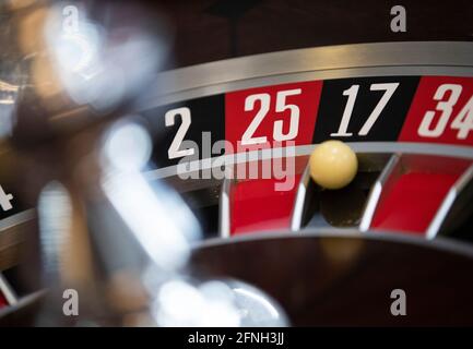 La ruota della roulette al Grosvenor Edinburgh Maybury Casino prima dell'apertura, mentre la maggior parte della Scozia passa alle restrizioni di livello 2 per facilitare l'uscita dal blocco. Data immagine: Lunedì 17 maggio 2021. Foto Stock