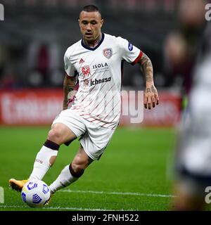 Milano, Italia. 16 maggio 2021. Radja Nainggolan di Cagliari Calcio in azione durante la Serie A partita di calcio tra AC Milano e Cagliari Calcio. La partita terminò il cravatta del 0-0. Credit: Nicolò campo/Alamy Live News Foto Stock