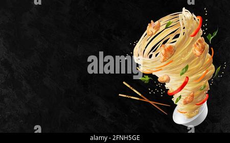 Tagliatelle con verdure e carne di pollo sotto forma di tornado. Bastoncini di legno e una ciotola di tagliatelle, peperoni rossi, carote, cipolle e pollo. Copia Foto Stock
