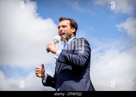 L'Aia, Paesi Bassi. 16 maggio 2021. Leader del Forum olandese voor Democratie Party Thierry Baudet durante un'azione di protesta in piazza Malieveld all'Aia, Paesi Bassi, il 16 maggio 2021. Con la sua libertà camper Baudet protesta contro le misure corona. Credit: Patrick van Katwijk//dpa/Alamy Live News Foto Stock