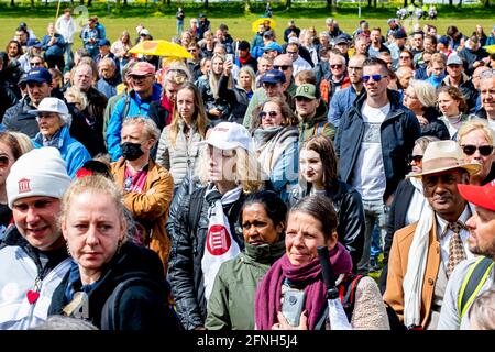 L'Aia, Paesi Bassi. 16 maggio 2021. Leader del Forum olandese voor Democratie Party Thierry Baudet durante un'azione di protesta in piazza Malieveld all'Aia, Paesi Bassi, il 16 maggio 2021. Con la sua libertà camper Baudet protesta contro le misure corona. Credit: Patrick van Katwijk//dpa/Alamy Live News Foto Stock