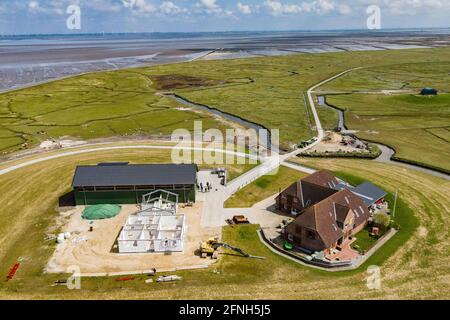 Nordstrandischmoor, Germania. 17 maggio 2021. Il sole splende sul Norderwarft sull'Hallig Nordstrandischmoor (vista aerea con un drone). Attualmente è in fase di sviluppo nel primo tumulo di abitazioni controllate dal clima del mondo. Credit: Frank Molter/dpa/Alamy Live News Foto Stock