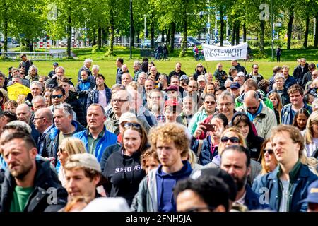 L'Aia, Paesi Bassi. 16 maggio 2021. Leader del Forum olandese voor Democratie Party Thierry Baudet durante un'azione di protesta in piazza Malieveld all'Aia, Paesi Bassi, il 16 maggio 2021. Con la sua libertà camper Baudet protesta contro le misure corona. Credit: Patrick van Katwijk//dpa/Alamy Live News Foto Stock