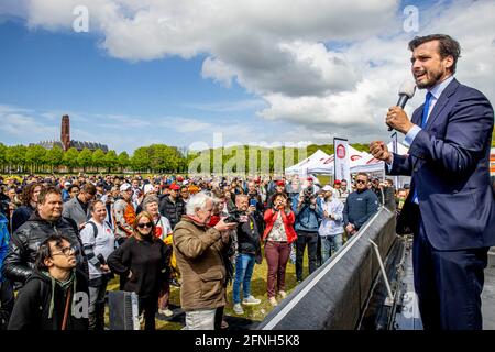 L'Aia, Paesi Bassi. 16 maggio 2021. Leader del Forum olandese voor Democratie Party Thierry Baudet durante un'azione di protesta in piazza Malieveld all'Aia, Paesi Bassi, il 16 maggio 2021. Con la sua libertà camper Baudet protesta contro le misure corona. Credit: Patrick van Katwijk//dpa/Alamy Live News Foto Stock