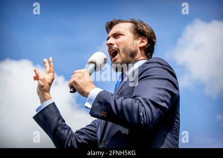 L'Aia, Paesi Bassi. 16 maggio 2021. Leader del Forum olandese voor Democratie Party Thierry Baudet durante un'azione di protesta in piazza Malieveld all'Aia, Paesi Bassi, il 16 maggio 2021. Con la sua libertà camper Baudet protesta contro le misure corona. Credit: Patrick van Katwijk//dpa/Alamy Live News Foto Stock