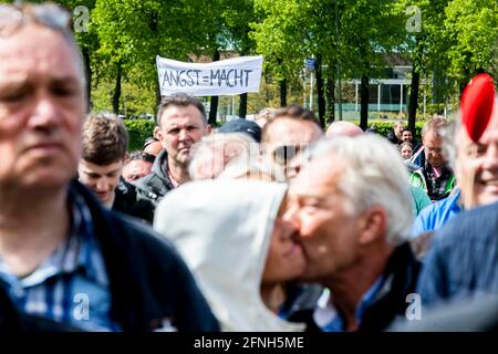 L'Aia, Paesi Bassi. 16 maggio 2021. Leader del Forum olandese voor Democratie Party Thierry Baudet durante un'azione di protesta in piazza Malieveld all'Aia, Paesi Bassi, il 16 maggio 2021. Con la sua libertà camper Baudet protesta contro le misure corona. Credit: Patrick van Katwijk//dpa/Alamy Live News Foto Stock