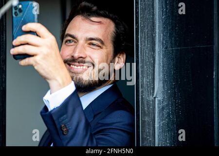 L'Aia, Paesi Bassi. 16 maggio 2021. Leader del Forum olandese voor Democratie Party Thierry Baudet durante un'azione di protesta in piazza Malieveld all'Aia, Paesi Bassi, il 16 maggio 2021. Con la sua libertà camper Baudet protesta contro le misure corona. Credit: Patrick van Katwijk//dpa/Alamy Live News Foto Stock