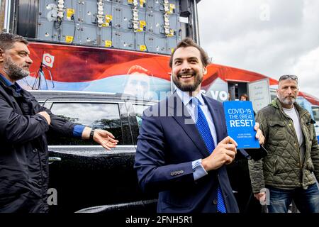 L'Aia, Paesi Bassi. 16 maggio 2021. Leader del Forum olandese voor Democratie Party Thierry Baudet durante un'azione di protesta in piazza Malieveld all'Aia, Paesi Bassi, il 16 maggio 2021. Con la sua libertà camper Baudet protesta contro le misure corona. Credit: Patrick van Katwijk//dpa/Alamy Live News Foto Stock