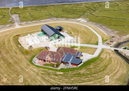 Nordstrandischmoor, Germania. 17 maggio 2021. Il sole splende sul Norderwarft sull'Hallig Nordstrandischmoor (vista aerea con un drone). Attualmente è in fase di sviluppo nel primo tumulo di abitazioni controllate dal clima del mondo. Credit: Frank Molter/dpa/Alamy Live News Foto Stock