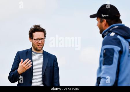 Nordstrandischmoor, Germania. 17 maggio 2021. Jan Philipp Albrecht (l - Bündnis 90/Die Grünen), Ministro dell'ambiente dello Schleswig-Holstein, è in conversazione con nomme Kruse. Albrecht presentò Kruse e la sua famiglia all'Hallig Nordstrandischmoor con una sovvenzione per il Norderwarft. Attualmente è in fase di sviluppo nel primo tumulo di abitazioni controllate dal clima del mondo. Credit: Frank Molter/dpa/Alamy Live News Foto Stock