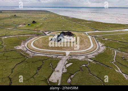 Nordstrandischmoor, Germania. 17 maggio 2021. Il sole splende sul Norderwarft sull'Hallig Nordstrandischmoor (vista aerea con un drone). Attualmente è in fase di sviluppo nel primo tumulo di abitazioni controllate dal clima del mondo. Credit: Frank Molter/dpa/Alamy Live News Foto Stock