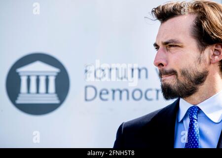 L'Aia, Paesi Bassi. 16 maggio 2021. Leader del Forum olandese voor Democratie Party Thierry Baudet durante un'azione di protesta in piazza Malieveld all'Aia, Paesi Bassi, il 16 maggio 2021. Con la sua libertà camper Baudet protesta contro le misure corona. Credit: Patrick van Katwijk//dpa/Alamy Live News Foto Stock