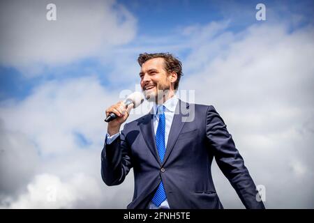 L'Aia, Paesi Bassi. 16 maggio 2021. Leader del Forum olandese voor Democratie Party Thierry Baudet durante un'azione di protesta in piazza Malieveld all'Aia, Paesi Bassi, il 16 maggio 2021. Con la sua libertà camper Baudet protesta contro le misure corona. Credit: Patrick van Katwijk//dpa/Alamy Live News Foto Stock