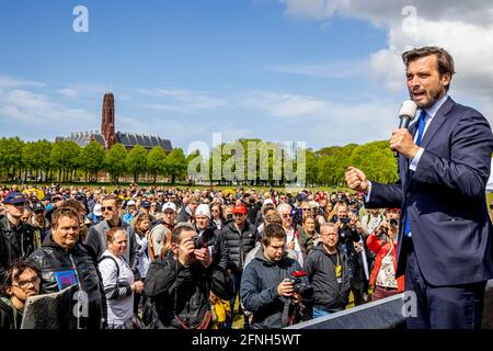 L'Aia, Paesi Bassi. 16 maggio 2021. Leader del Forum olandese voor Democratie Party Thierry Baudet durante un'azione di protesta in piazza Malieveld all'Aia, Paesi Bassi, il 16 maggio 2021. Con la sua libertà camper Baudet protesta contro le misure corona. Credit: Patrick van Katwijk//dpa/Alamy Live News Foto Stock