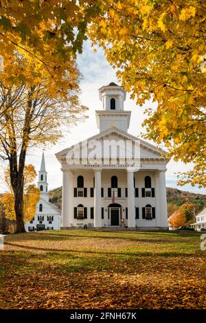 Immagine autunnale del fogliame in Newfane, Vermont di court house e chiesa con colori luminosi nel tardo pomeriggio. Foto Stock