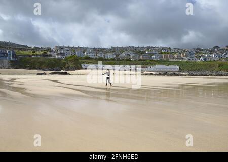 Surfisti del mattino sulla spiaggia di Porthmeor Cornovaglia Foto Stock