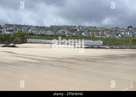 Surfisti del mattino sulla spiaggia di Porthmeor Cornovaglia Foto Stock