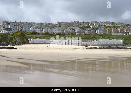 Surfisti del mattino sulla spiaggia di Porthmeor Cornovaglia Foto Stock