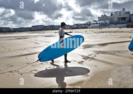 Surfisti del mattino sulla spiaggia di Porthmeor Cornovaglia Foto Stock