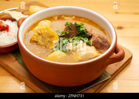 Sancocho è una zuppa o stufato tradizionale venezuelana e latino-americana, fatto con molti tipi di manzo, pollo con patate Cassava e veget alla piantana di Yuca Foto Stock