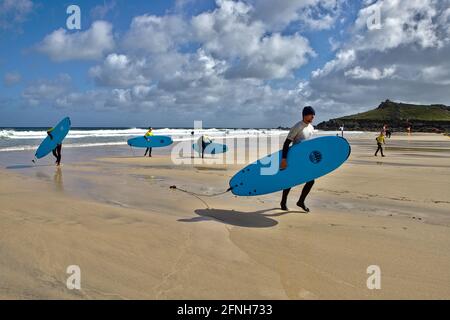 Surfisti del mattino sulla spiaggia di Porthmeor Cornovaglia Foto Stock