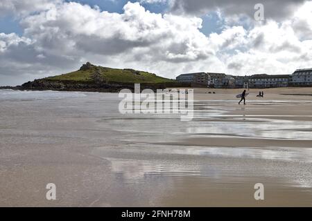 Surfisti del mattino sulla spiaggia di Porthmeor Cornovaglia Foto Stock