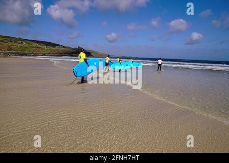 Surfisti del mattino sulla spiaggia di Porthmeor Cornovaglia Foto Stock