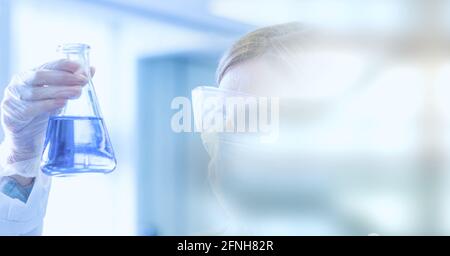 Composizione del pallone di contenimento per scienziato femminile con fluido in laboratorio con sfocatura in movimento Foto Stock