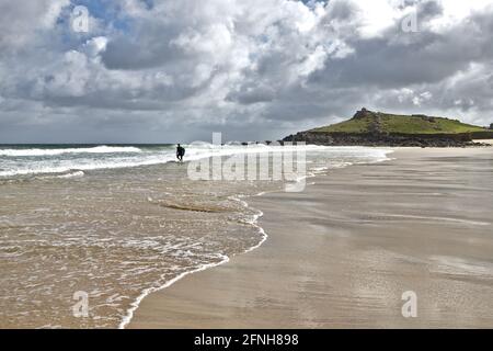 Surfisti del mattino sulla spiaggia di Porthmeor Cornovaglia Foto Stock