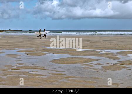 Surfisti del mattino sulla spiaggia di Porthmeor Cornovaglia Foto Stock