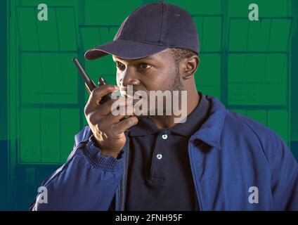 Composizione della protezione di sicurezza maschile utilizzando walkie talkie su verde sfondo Foto Stock